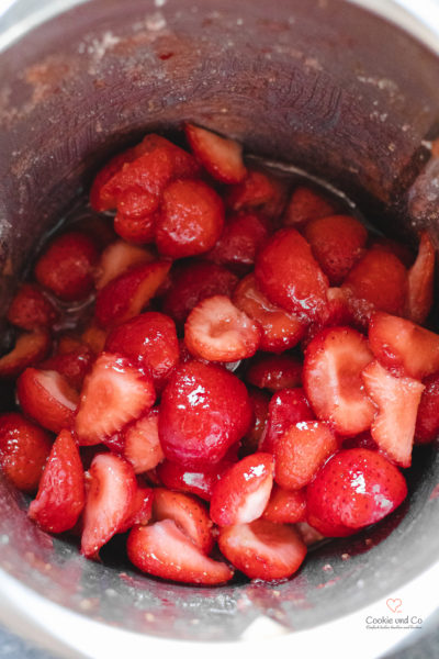 Erdbeer-Konfitüre mit Basilikum • Cookie und Co