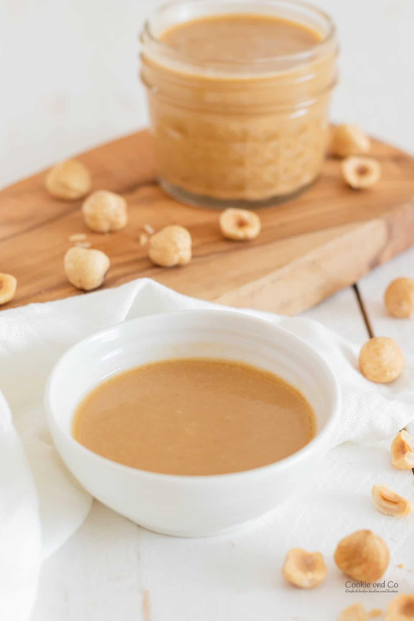 Selbst gemachtes Haselnussmus in einer Schale