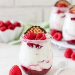 Dessert mit Himbeeren und Schokoküssen