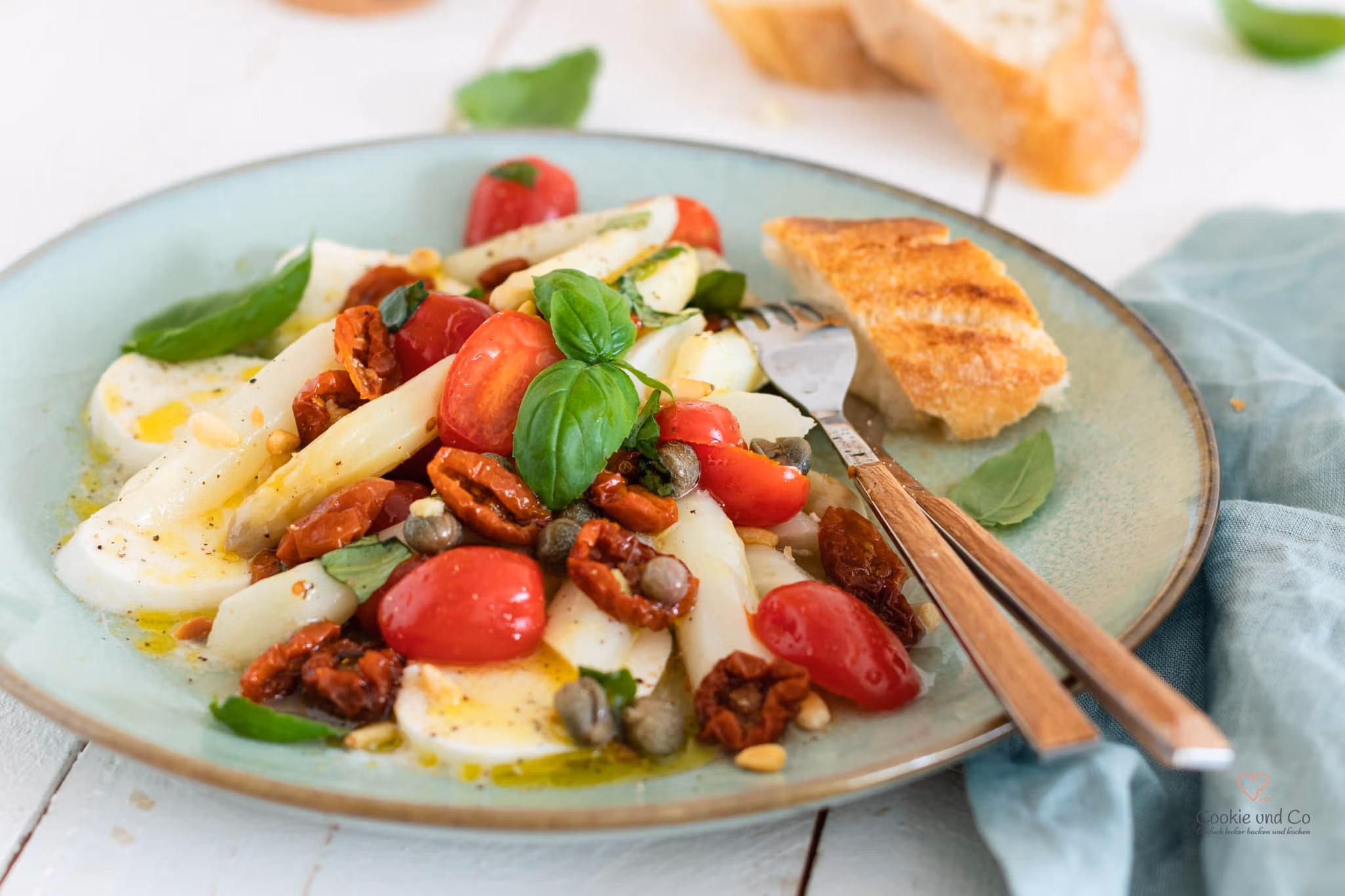 Spargelsalat mit getrockneten Tomaten.