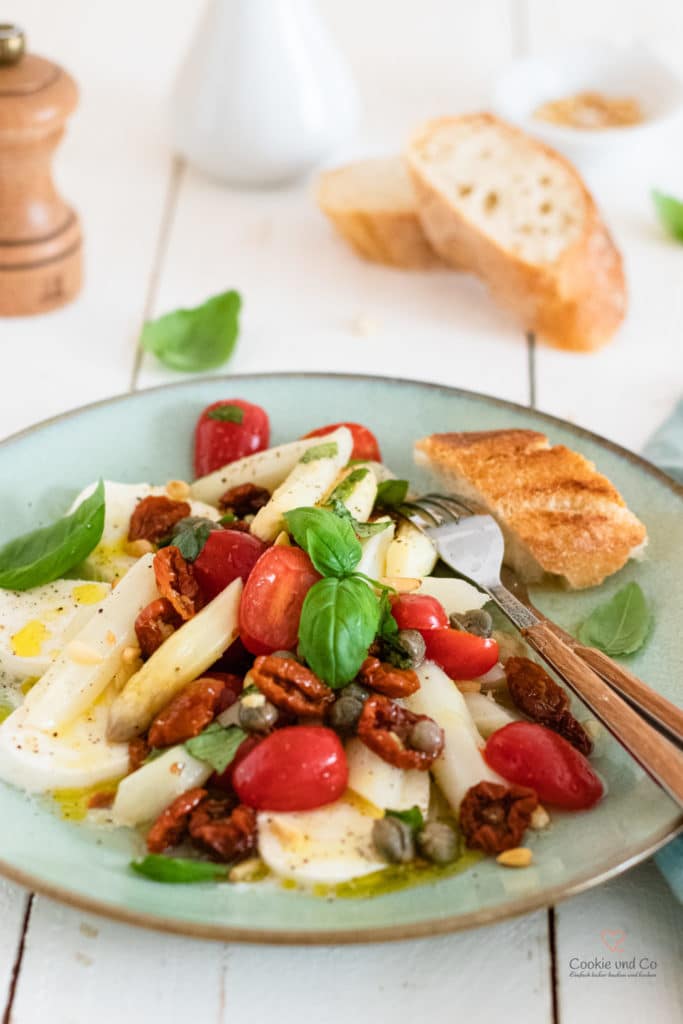 Salat mit Spargel und Tomaten und Mozzarella