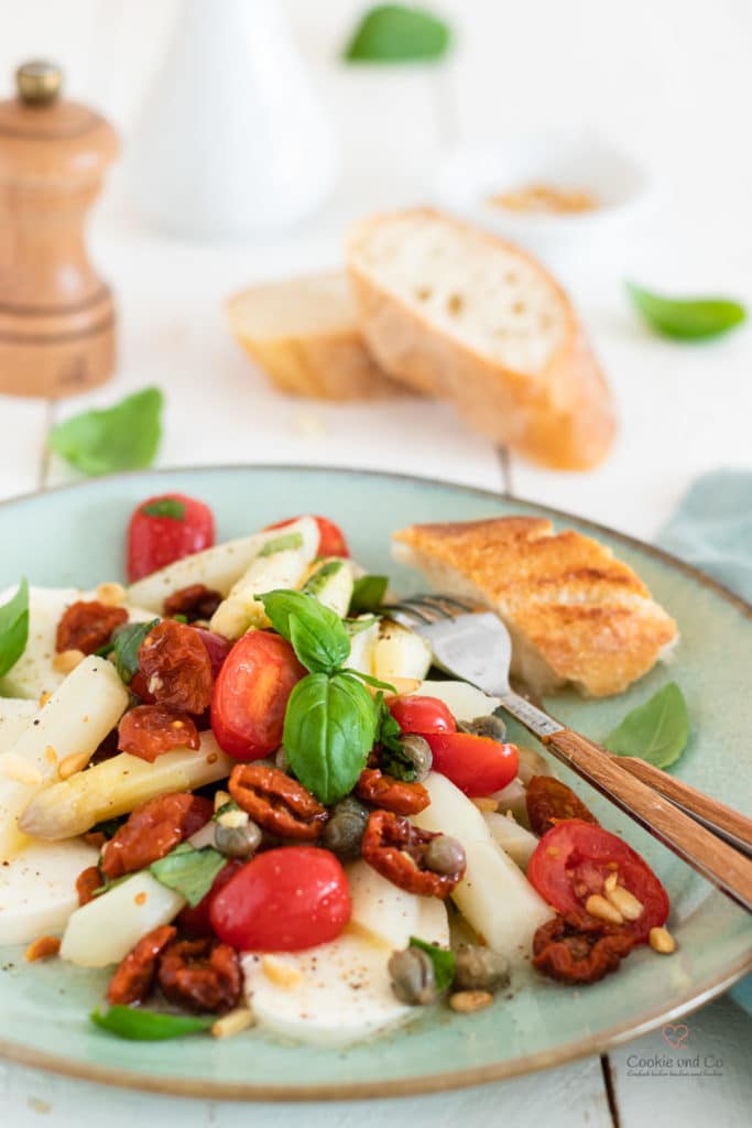 Spargelsalat mit Tomaten und Mozzarella