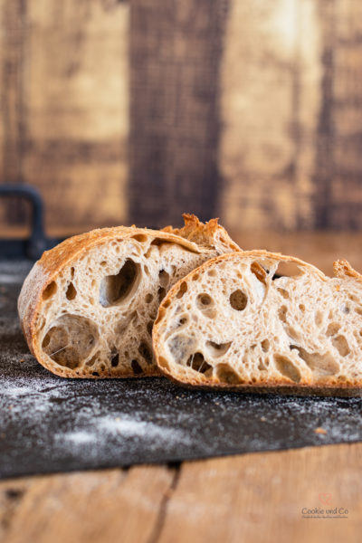 Französisches Brot auf einem Backblech
