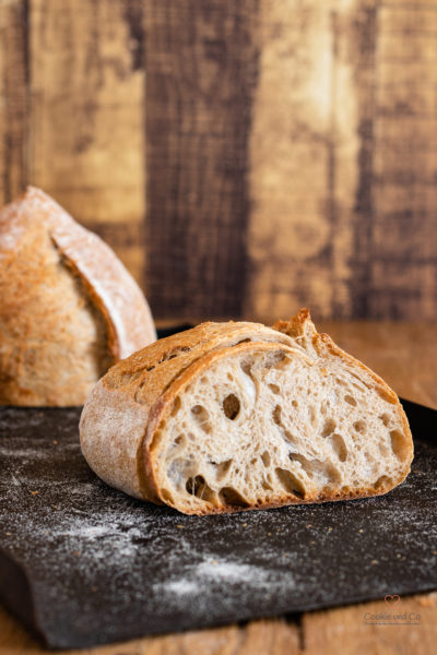 Batard-französisches Brot aufgeschnitten auf einem Backblech