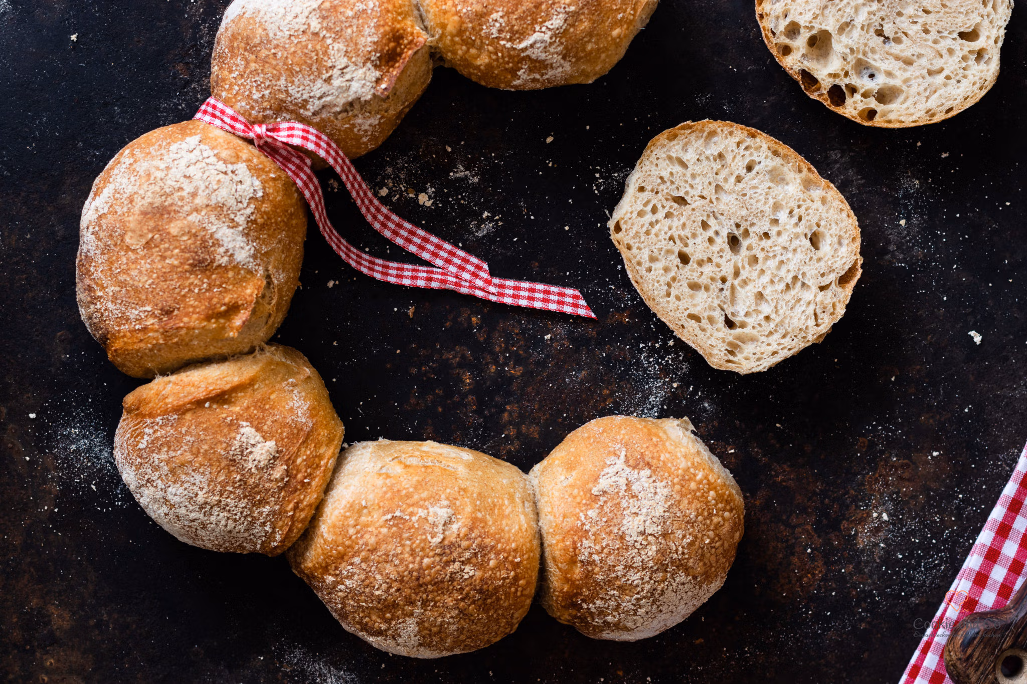 Schweizer Bürli mit Sauerteig in Kranzform auf einem alten Backblech.