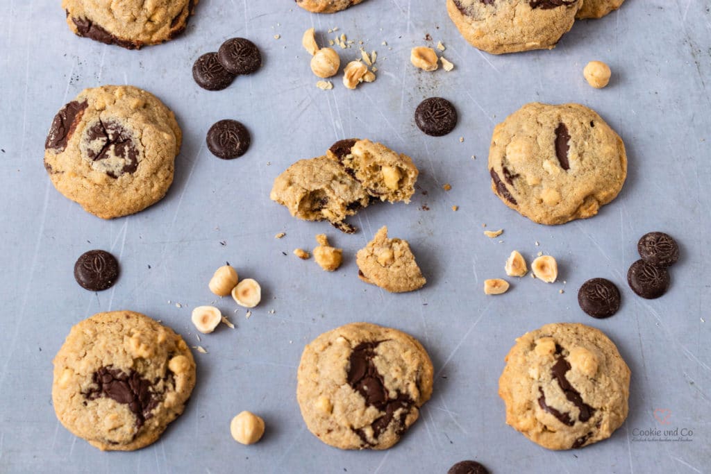 Amerikanische Cookies mit Schokolade und Nüssen