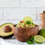 Guacamole in einer Holzschale