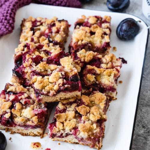 Saftiger Pflaumenkuchen mit Streusel vom Blech aus Quark-Öl-Teig ohne Hefe.