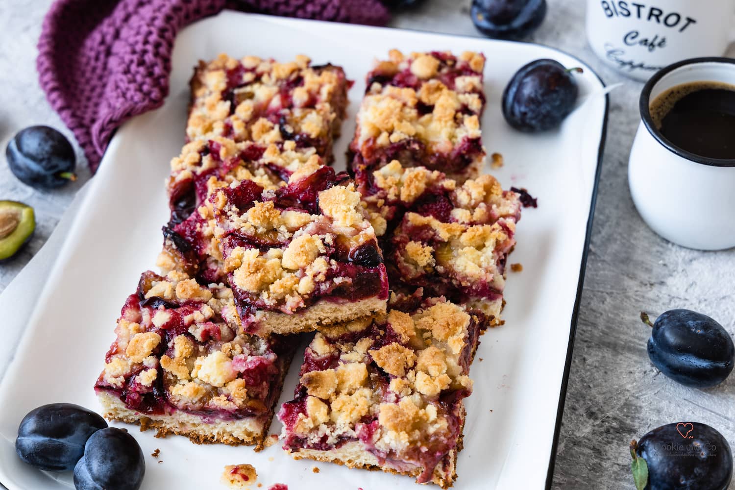 Saftiger Pflaumenkuchen mit Streusel vom Blech aus Quark-Öl-Teig ohne Hefe.