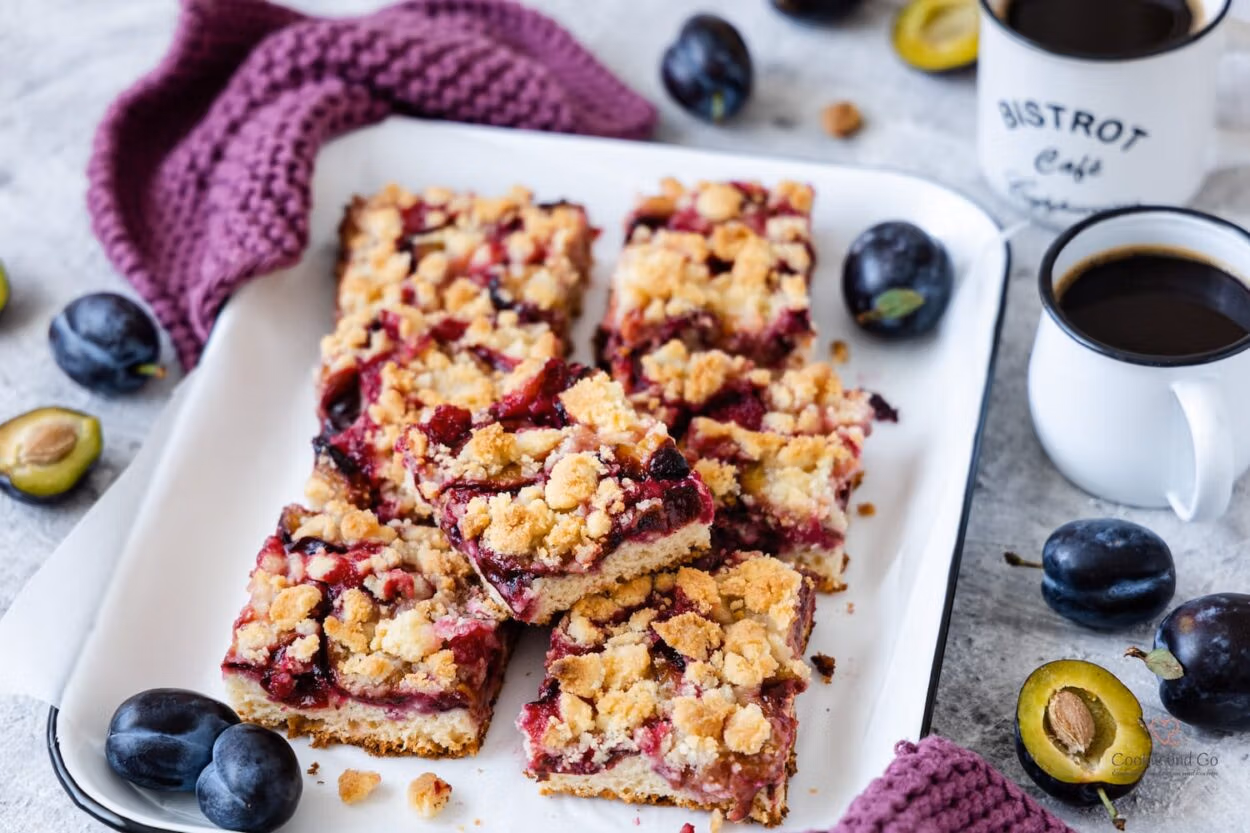 Saftiger Pflaumenkuchen mit Streusel vom Blech aus Quark-Öl-Teig ohne Hefe. 