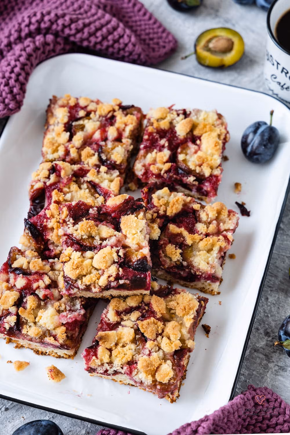Schneller Pflaumenkuchen mit Streusel vom Blech (Saftiger Quark-Öl-Teig ohne Hefe)