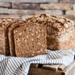 Roggenschrotbrot angeschnitten auf einer alten Holzkiste