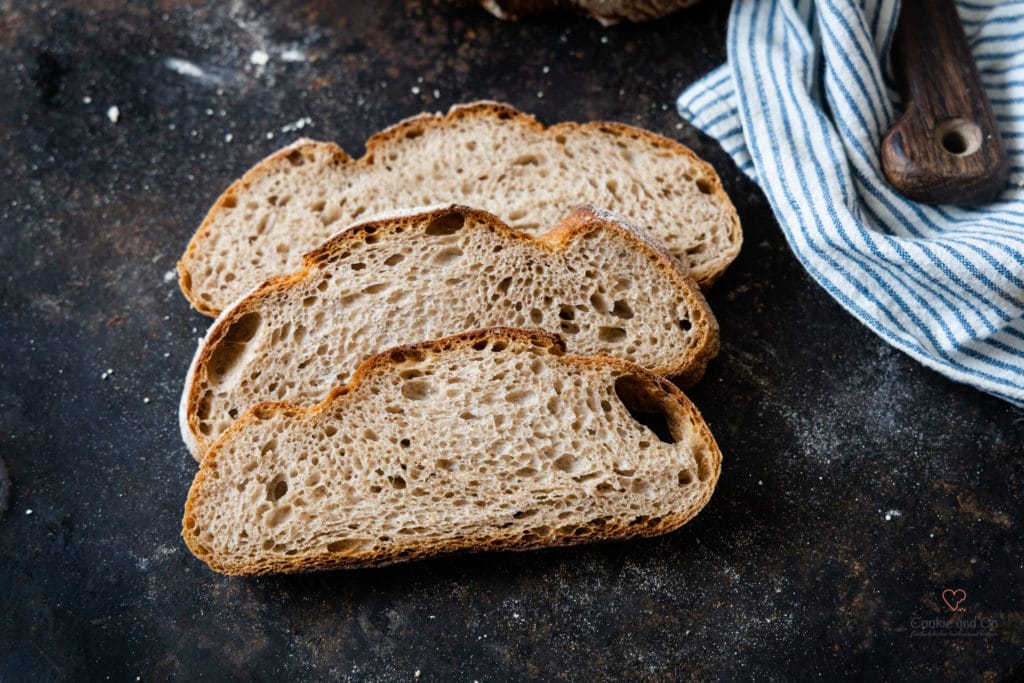 Brotscheiben auf einem alten Backblech von einem Mischbrot mit Weißbier und Sauerteig.