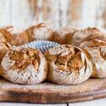 Elsässer- Zwiebelbrot als Coronne auf einem Holzbrett