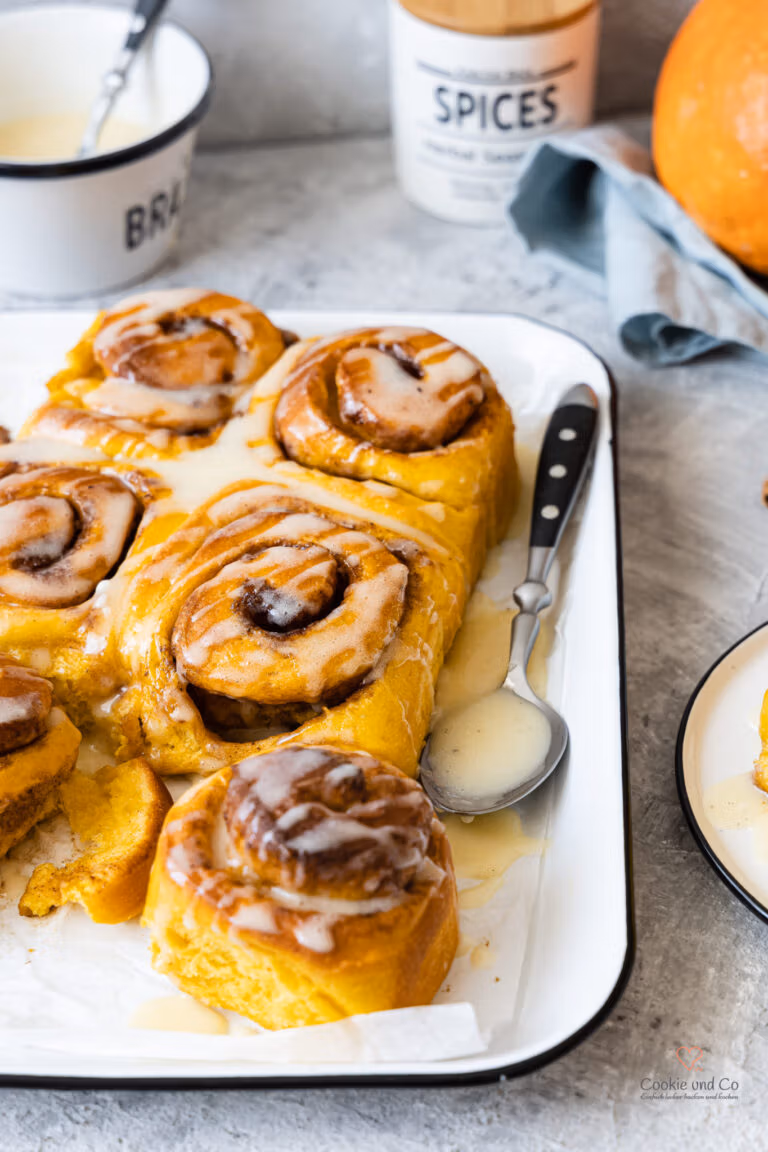 Kürbis-Zimtschnecken / Pumpkin Spice Cinnamon Rolls