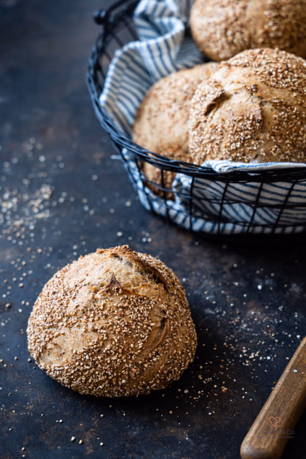 Malzkörnchen Brötchen auf einem Backblech und im Brotkorb