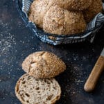 Malzkörnchen - Brötchen mit Vollkornmaehl auf einem alten backblech und im Brötchenkorb.