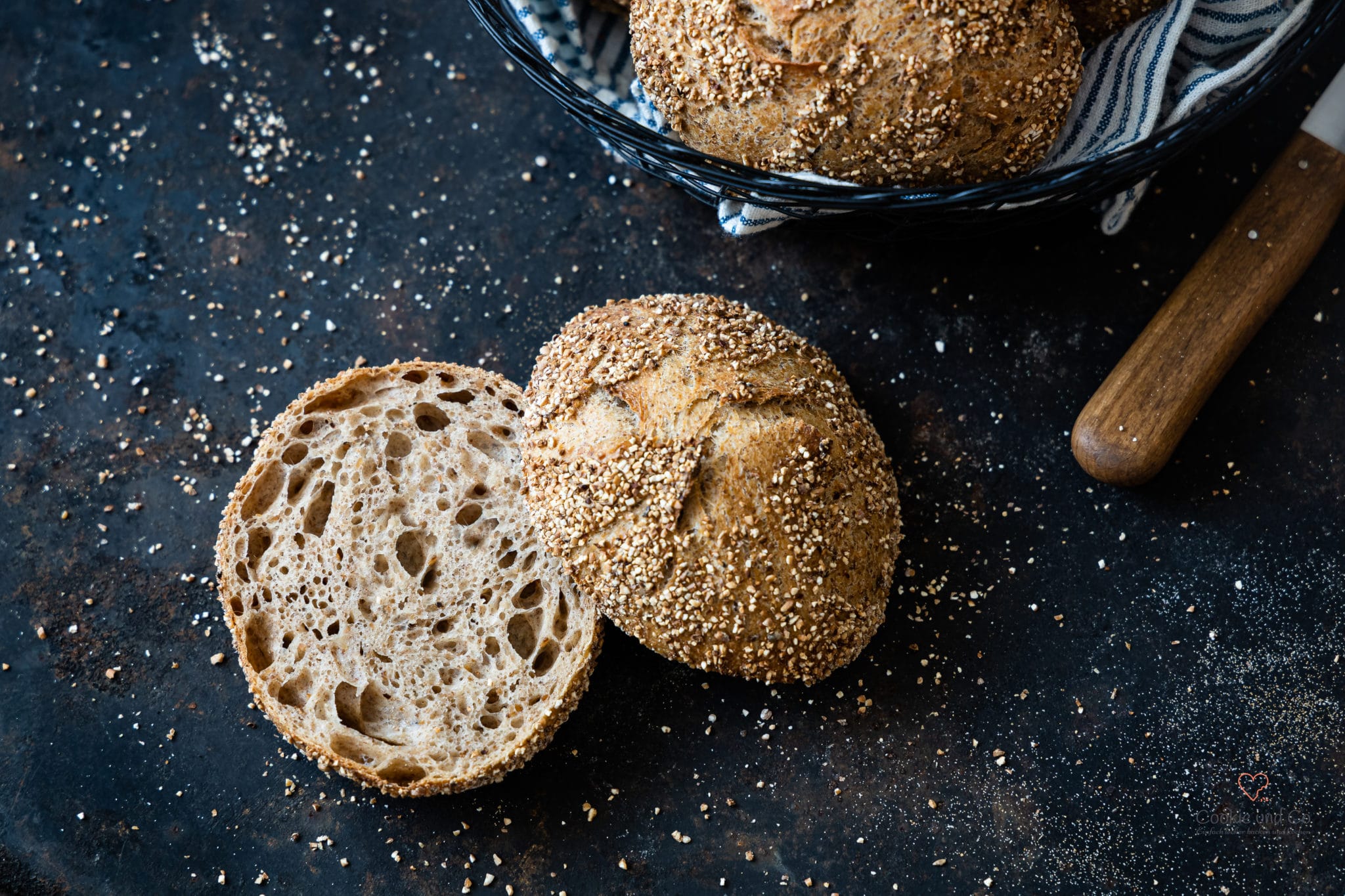 Malzkörnchen Brötchen auf einem Backblech und im Brotkorb