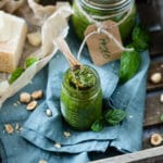 Basilikum-Nuss-Pesto in einem Glas