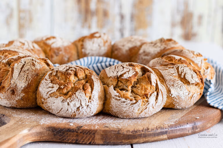 Elsässer Zwiebelring als Coronne auf einem Holzbrett