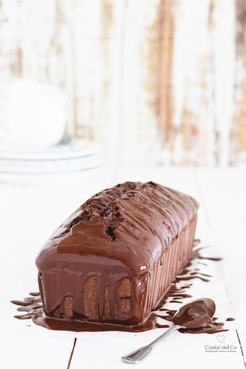 Einfacher Schokoladenkuchen aus Rührteig mit einer Glasur aus Schokolade. 