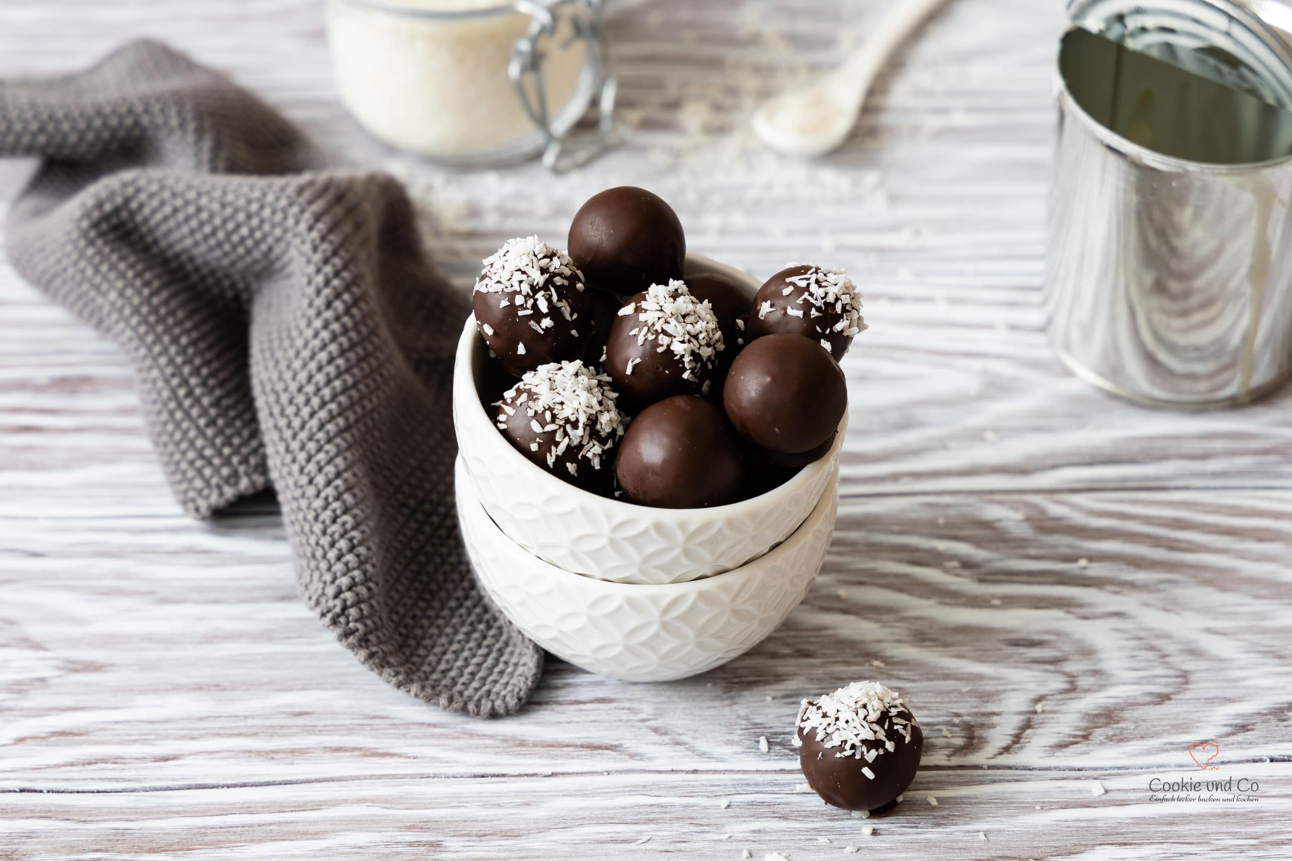 Bounty-Konfekt | schnelles Kokos-Konfekt mit Schokolade | Cookie und Co