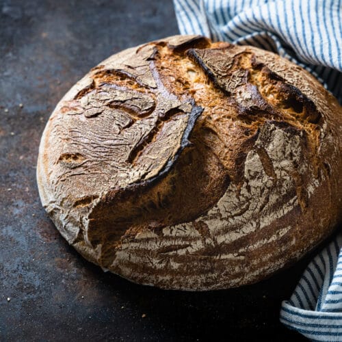Mildes Mischbrot mit Sauerteig, krosser Kruste und lockerer Krume.