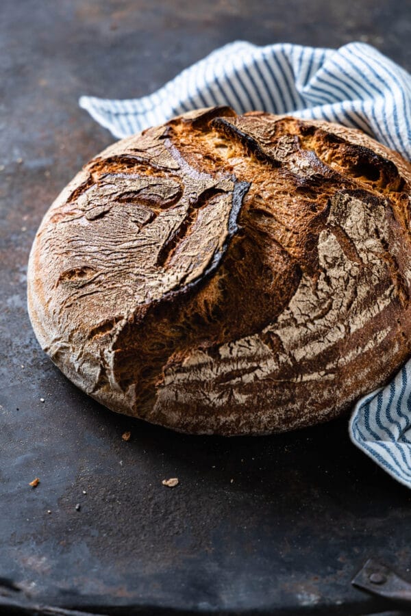 Mildes Mischbrot mit Sauerteig, krosser Kruste und lockerer Krume.