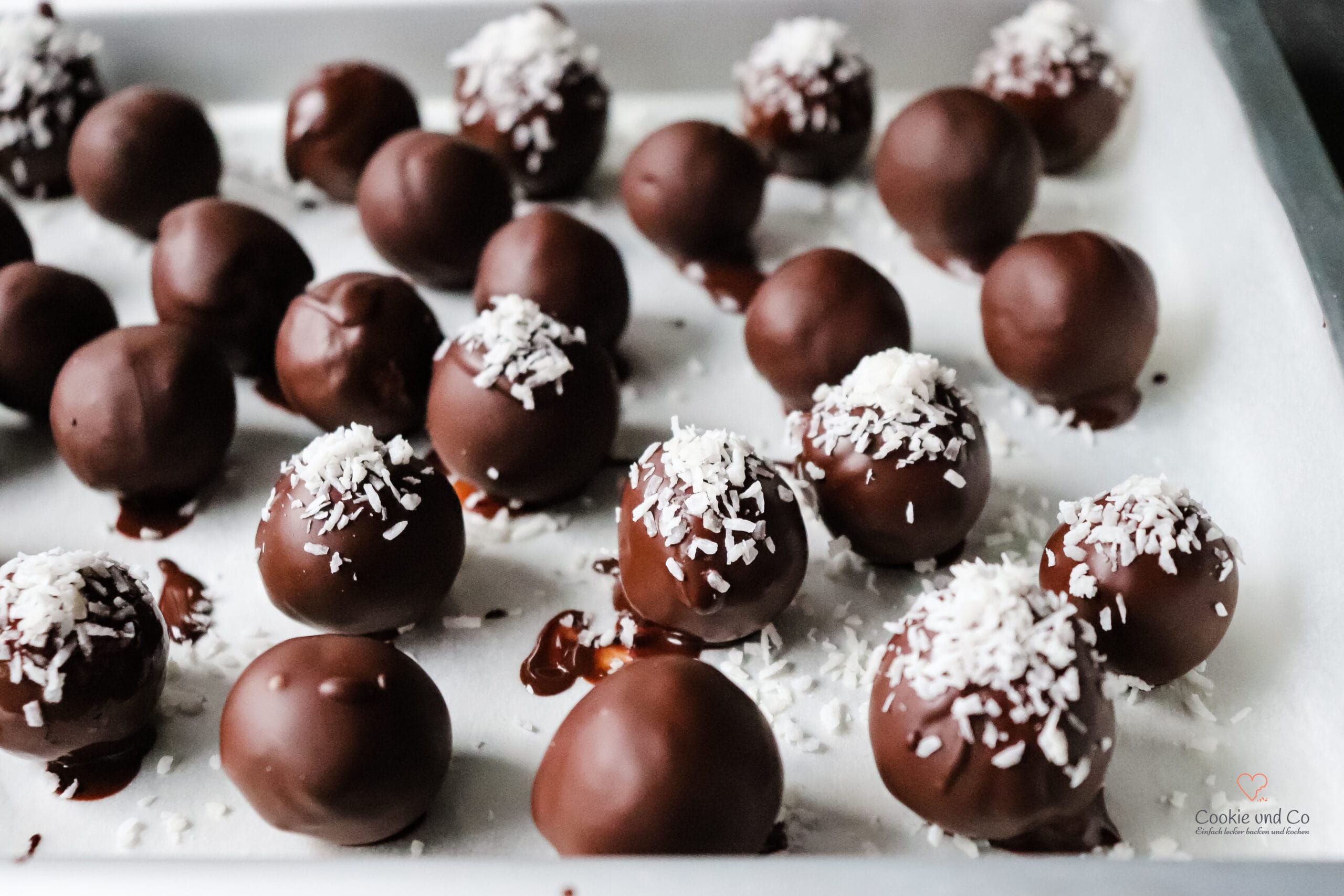 Fertiges Bounty-Konfekt mit Kokosraspeln bestreut.