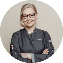 Bild von Hi, ich bin Sonja. Ernährungsexpertin, Backbuchautorin und seit 10 Jahren Foodbloggerin.