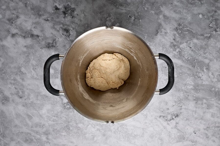Autolyseteig in einer Knetschüssel für Mischbrot mit Sauerteig.