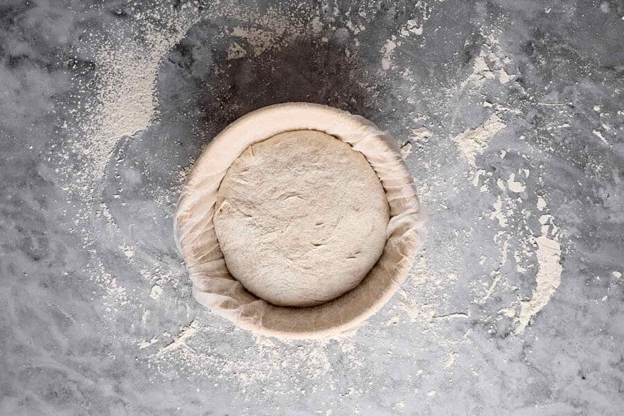 Teig für Mischbrot mit Sauerteig, geformt in einem Gärkörbchen während der Stückgare.