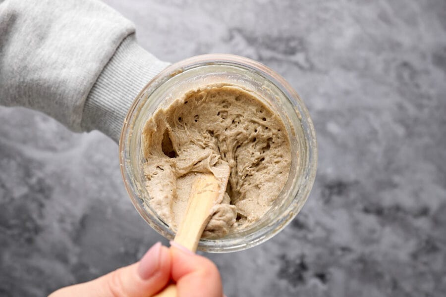 Sauerteig in einem Glas in der Draufsicht für eine Mischbrot mit Sauerteig.