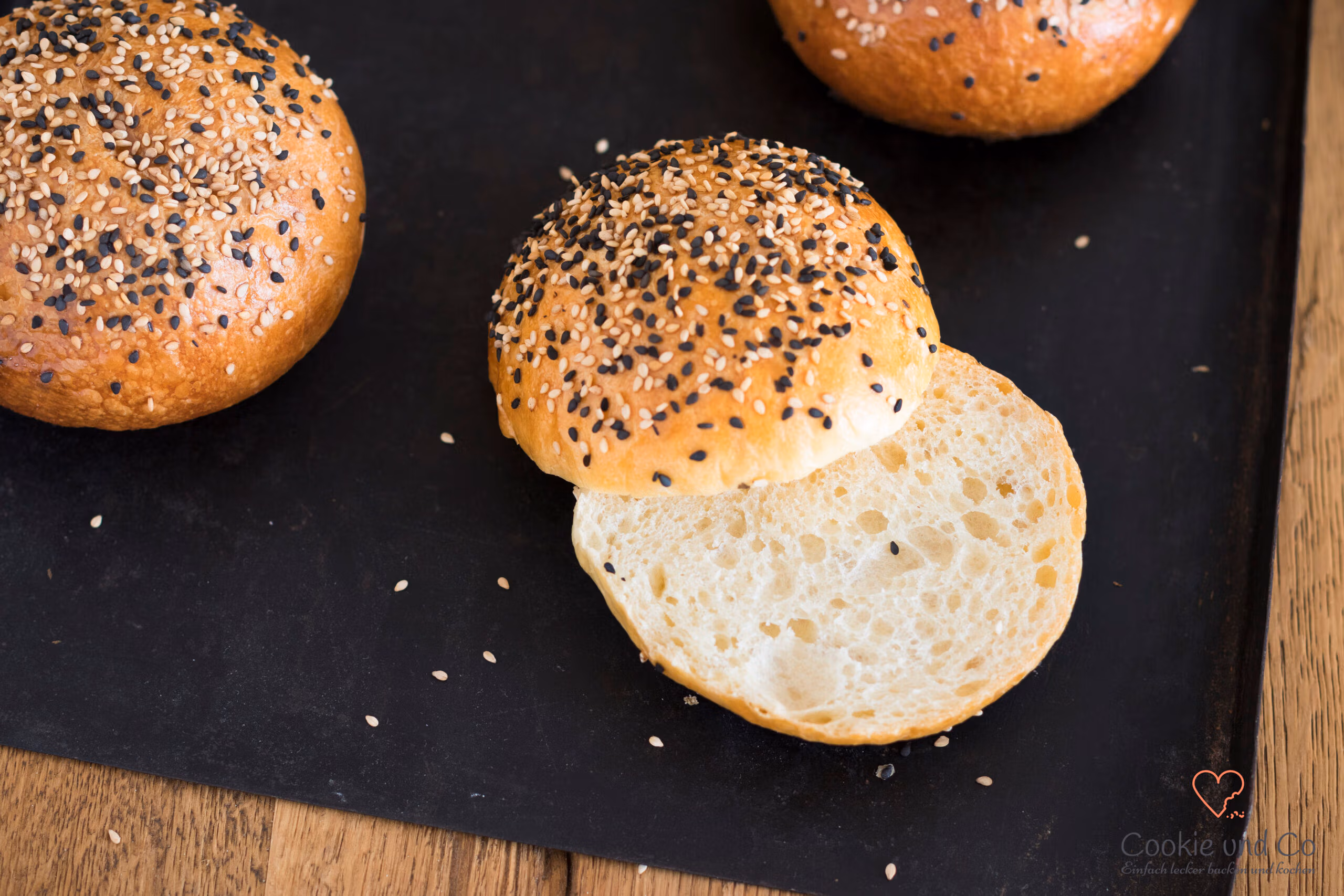 Luftige Krume von einem aufgeschnittenen Burger Bun.