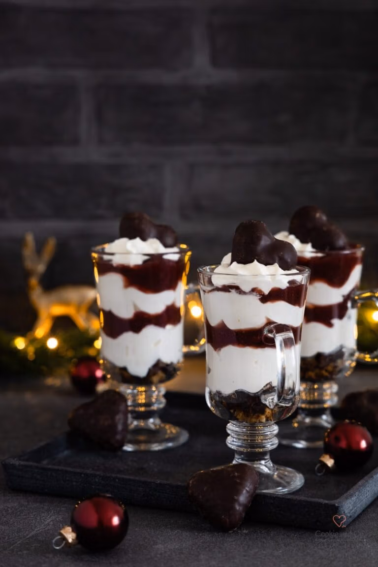 Glühwein-Kirsch-Dessert. Schicht-Dessert im Glas mit Lebkuchen