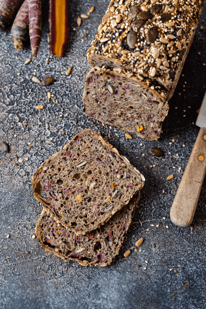 Saftiges Karottenbrot mit Saaten (über Nacht)