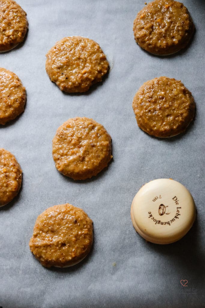 Elisenlebkuchen mit einer Lebkuchenglocke portioniert