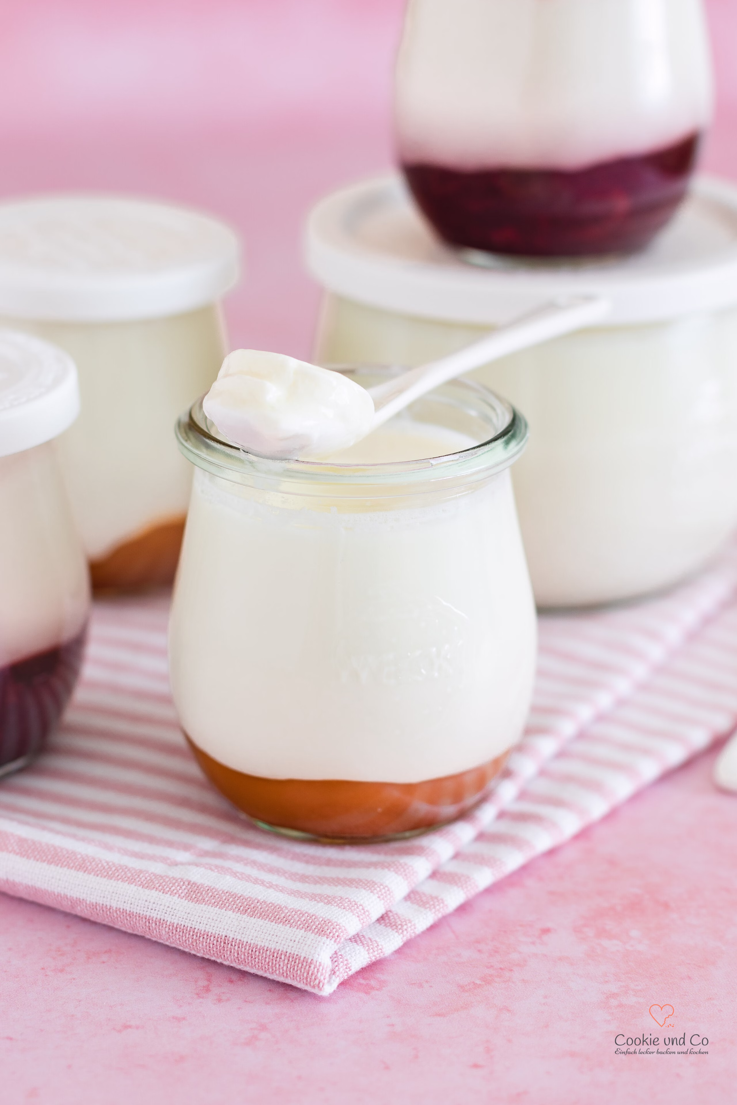 Selbstgemachter Joghurt, in kleinen Weckgläsern.