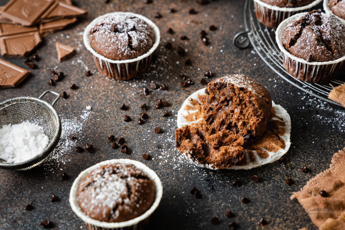 Schokomuffins - saftige Schokoladenmuffins mit Schokostückchen