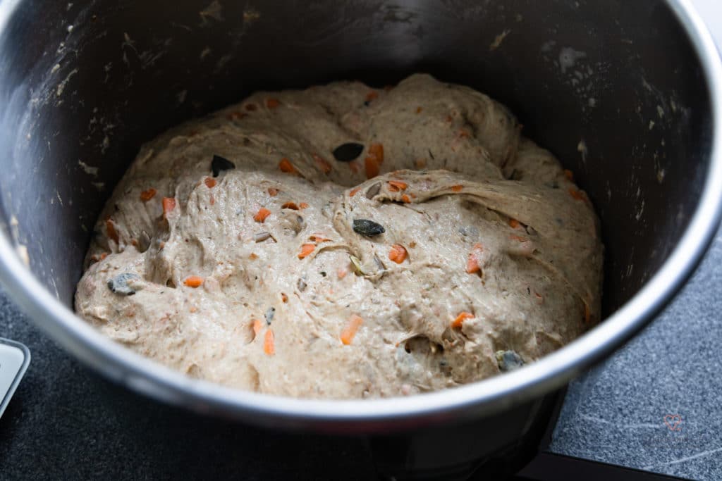 Teig für saftige Karottenbrot mit Saaten.