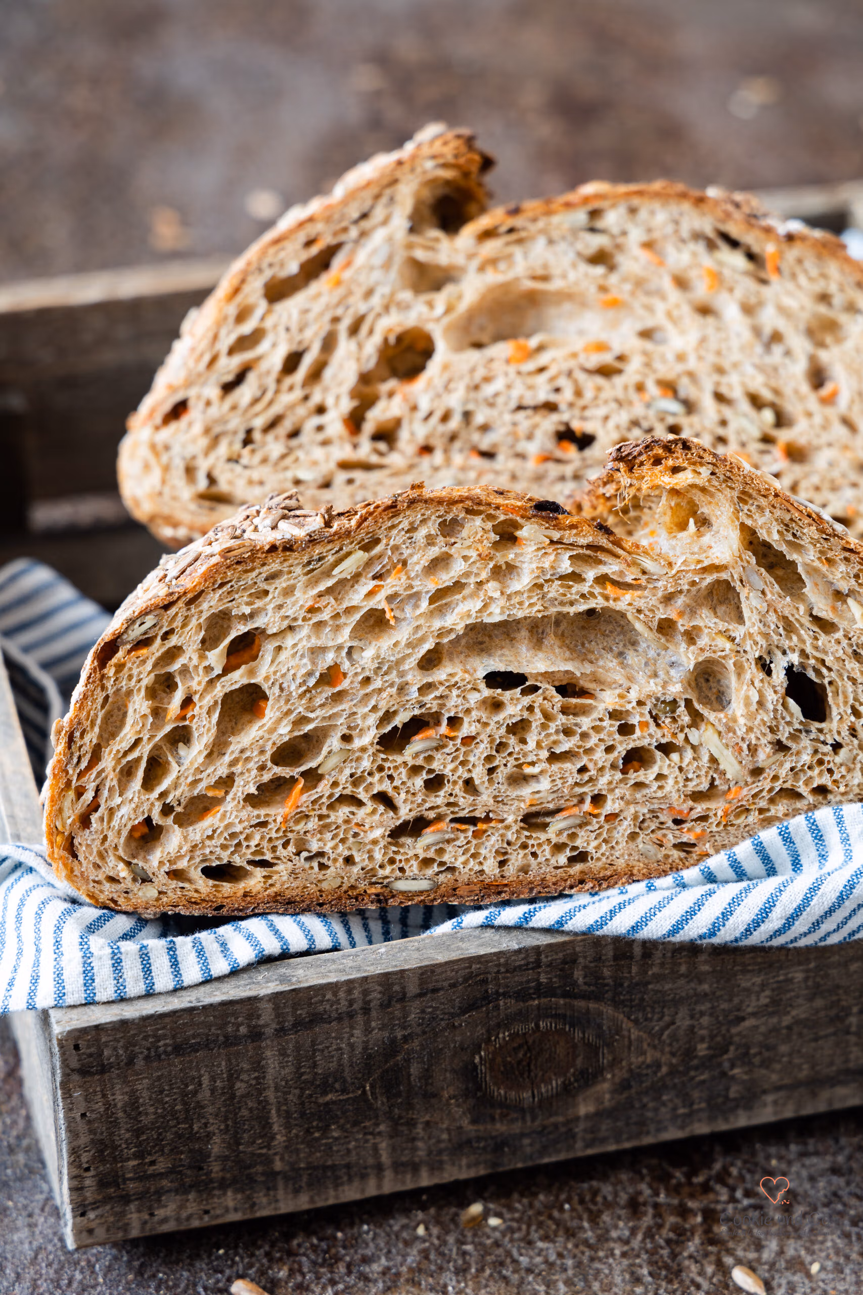 Krustenbrot mit Saaten & Möhren