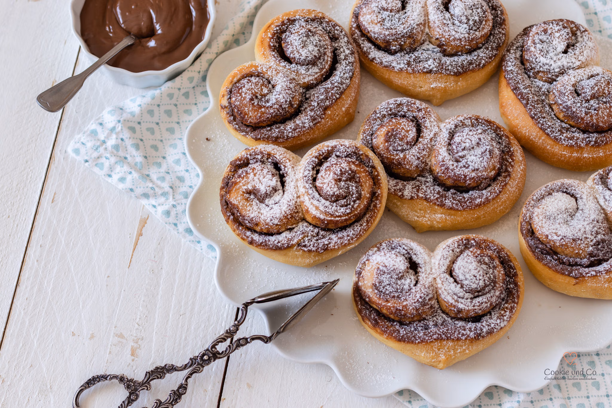 Hefeschnecken mit Nuss-Nougat-Füllung in Herzform.