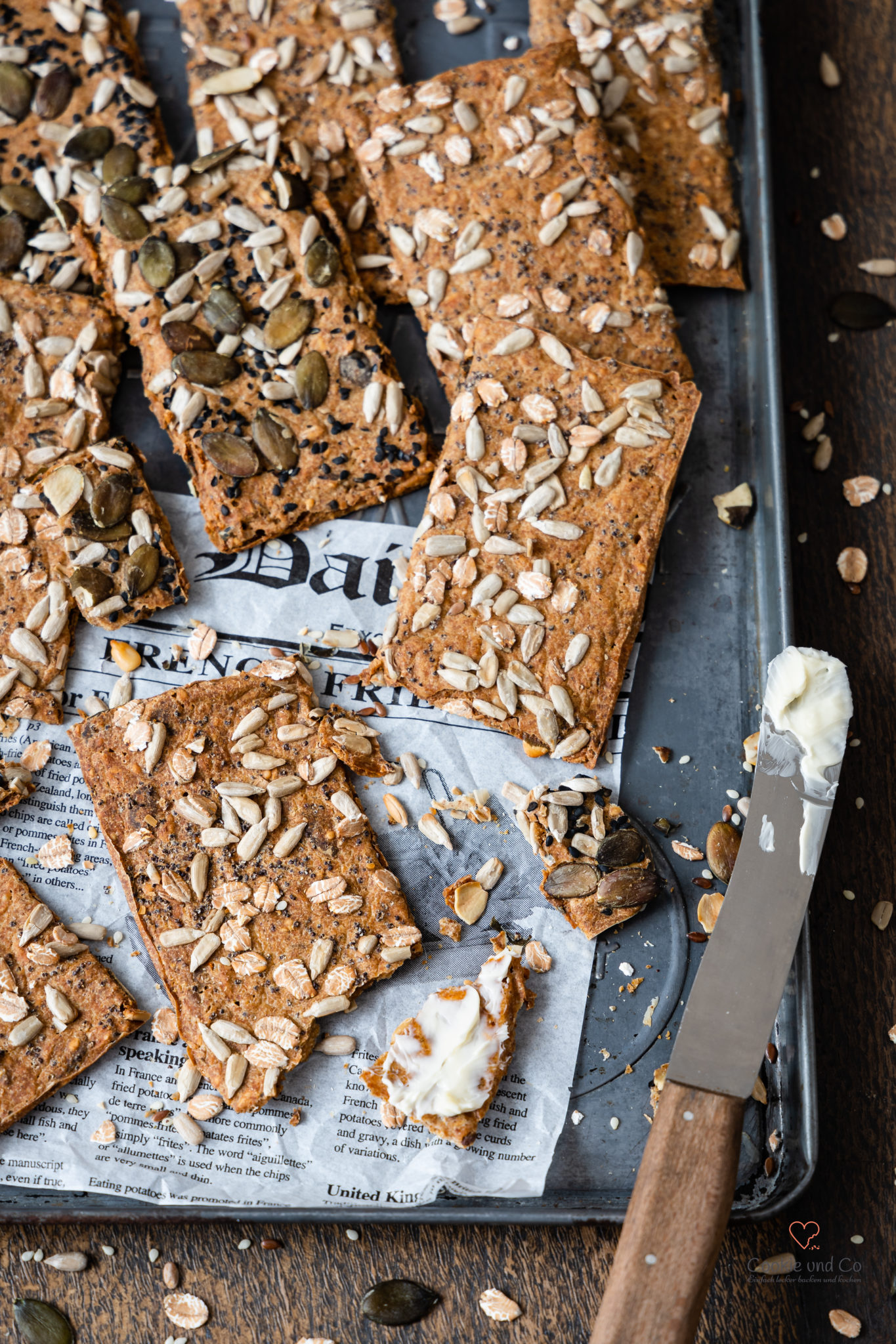 Vollkorn Knäckebrot mit Saaten − einfach selber backen