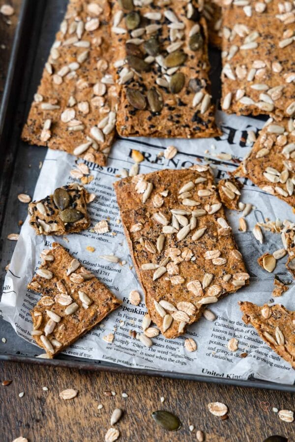 Vollkorn-Knäckebrot mit Saaten auf einem Backblech.