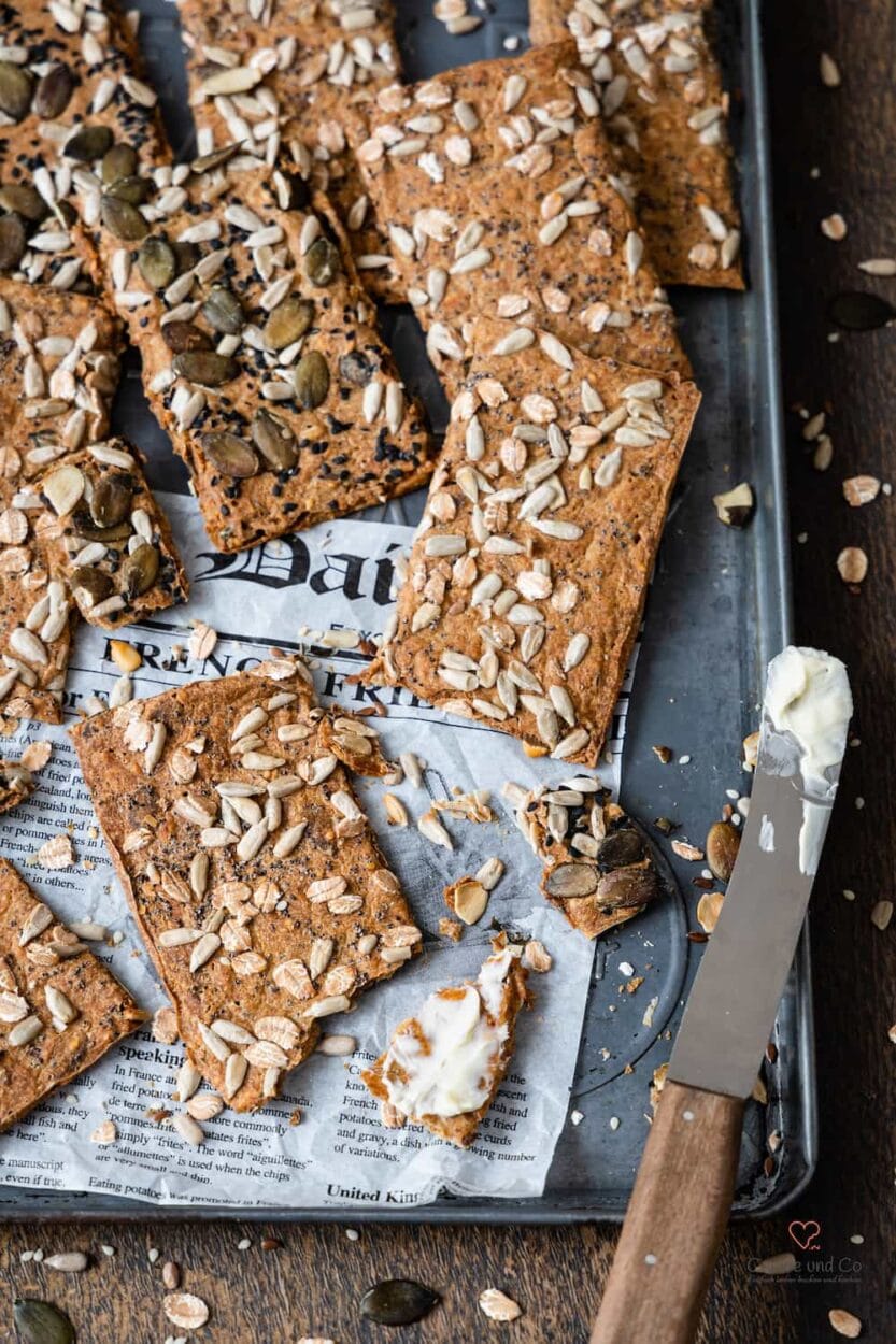 Vollkorn-Knäckebrot mit Saaten auf einem Backblech.