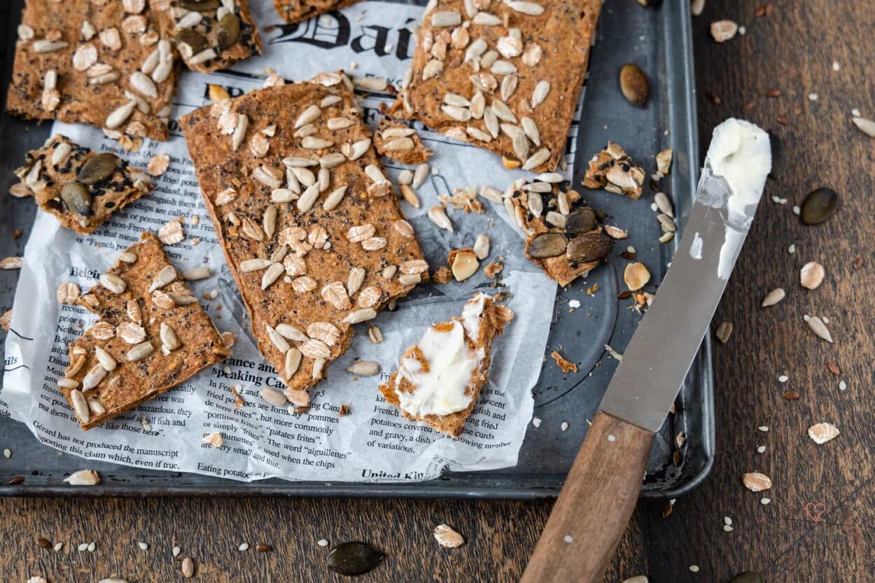 Vollkorn-Knäckebrot mit Saaten auf einem Backblech.