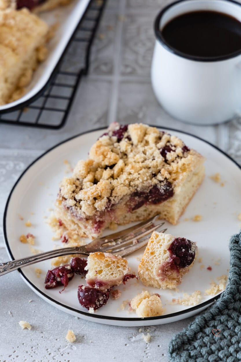 STREUSELKUCHEN aus HEFETEIG mit Kirschen