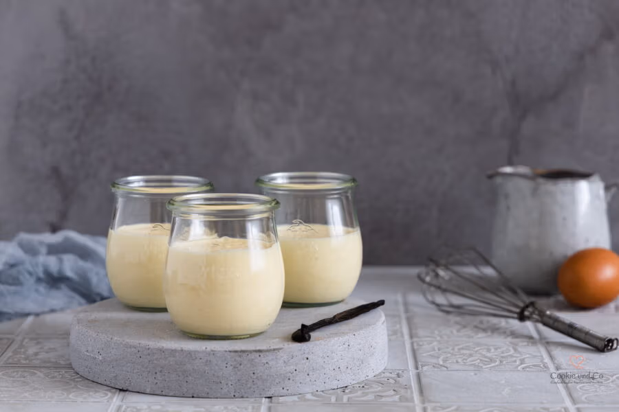 Eierlikör-Dessert mit weißer Schokolade ohne rohes Ei in Dessert-Gläser gefüllt.