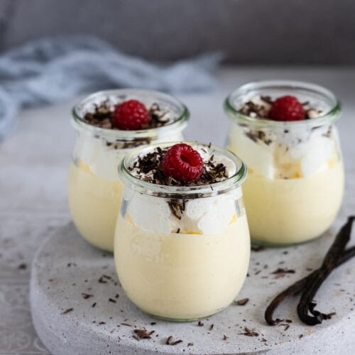 Eierlikör Dessert mit weißer Schokolade Getoppt mit Schlagsahne, frischen Himbeeren und Schokoladenraspel