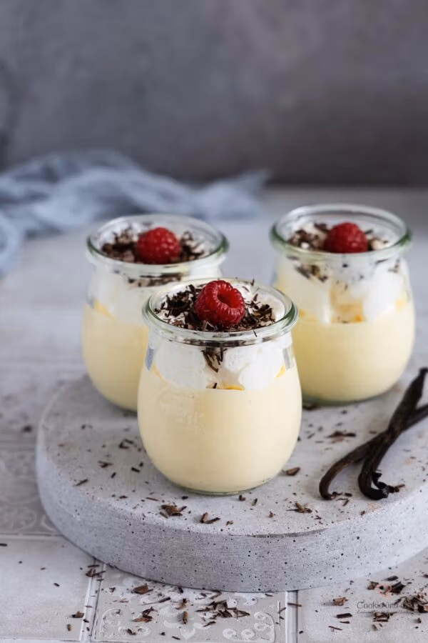 Eierlikör Dessert mit weißer Schokolade Getoppt mit Schlagsahne, frischen Himbeeren und Schokoladenraspel